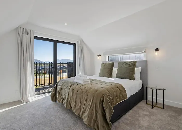 Miharo Mountain Haven | Mountain Views & Outdoor Fire Wanaka