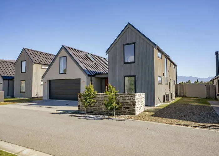 Miharo Mountain Haven | Mountain Views & Outdoor Fire Wanaka