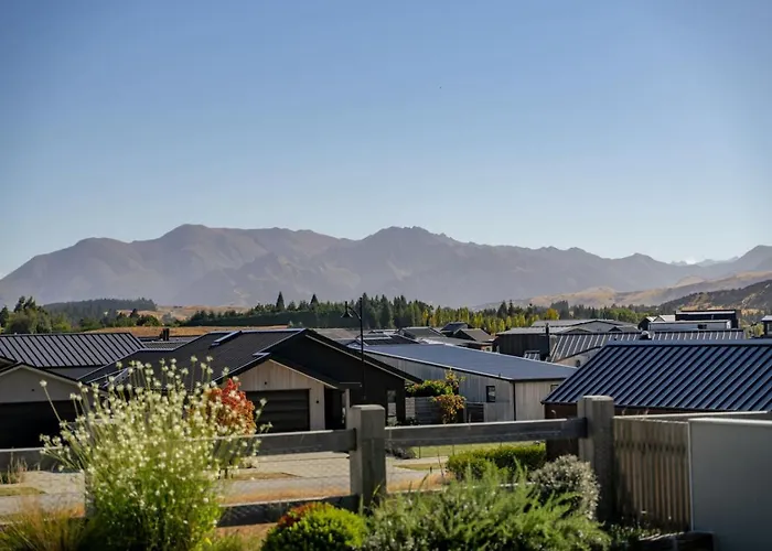 Holiday home Miharo Mountain Haven | Mountain Views & Outdoor Fire Wanaka